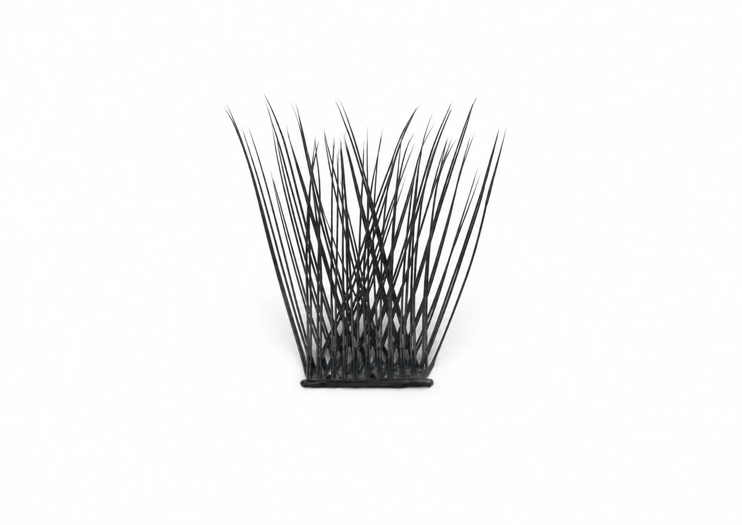AI-assisted presentation of one black linked-band DIY lash cluster, based on a supplied product photograph