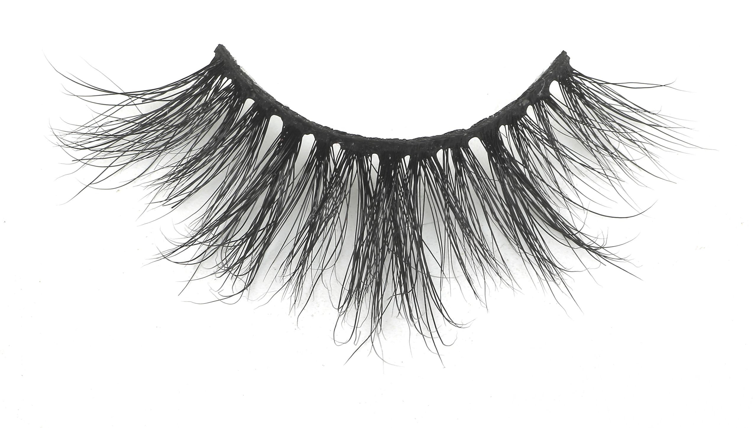 Complete single full-length strip lash with airy crossed fibers, visible band and both ends in frame